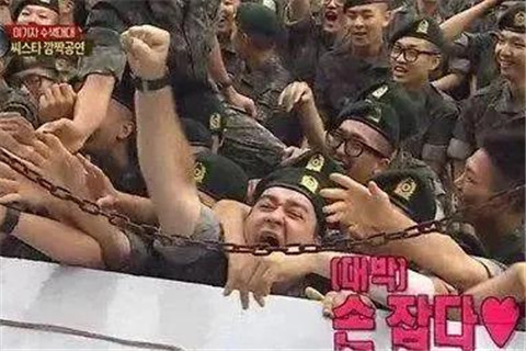 当性感女团遇到韩国士兵，少不了一场原始大狂欢7